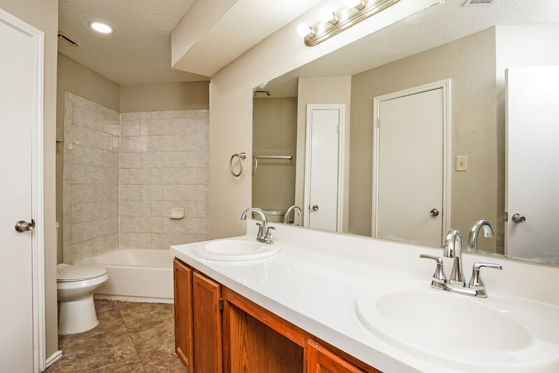 1,885/Mo, 5939 Berkridge Dr Houston, TX 77053 Bathroom View