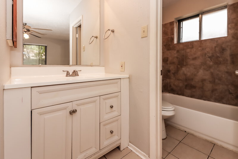 2,310/Mo, 2007 Highcrest Dr Missouri City, TX 77489 Main Bathroom View