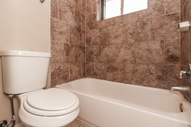 2,310/Mo, 2007 Highcrest Dr Missouri City, TX 77489 Main Bathroom View 2