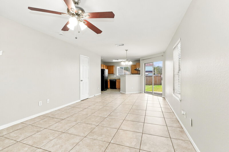 0/Mo, 15609 Aiken Ln Houston, TX 77032 Living Room View 2