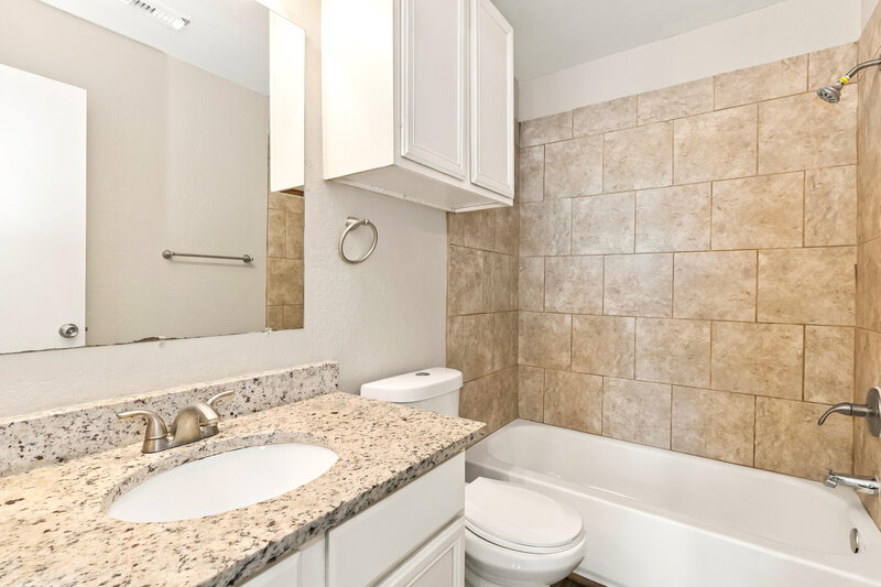 0/Mo, 15609 Aiken Ln Houston, TX 77032 Primary Bathroom View