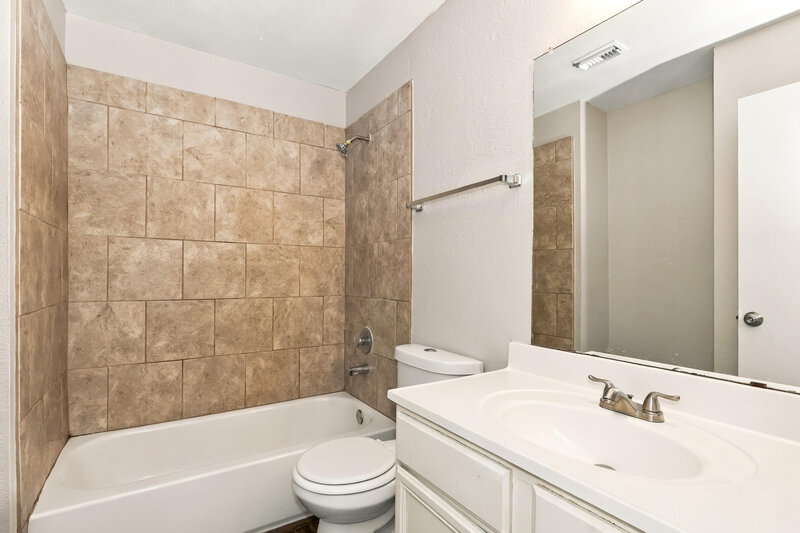 0/Mo, 15609 Aiken Ln Houston, TX 77032 Bathroom View