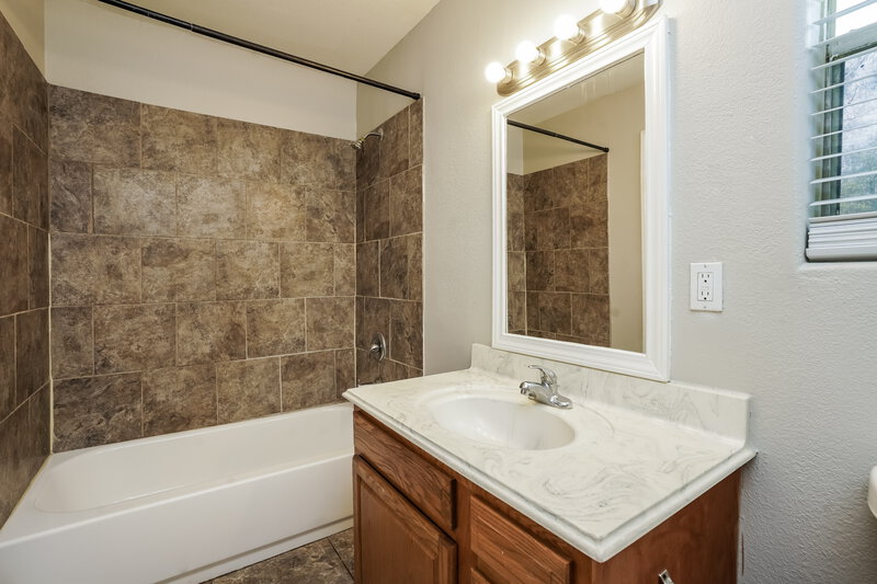 2,005/Mo, 4210 Lemon Tree Ln Houston, TX 77088 Bathroom View