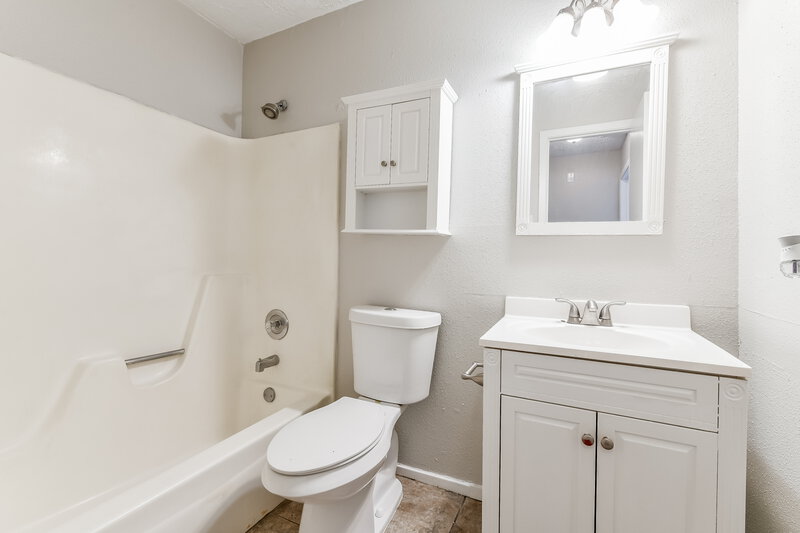 1,720/Mo, 9323 Crescent Moon Dr Houston, TX 77064 Bathroom View