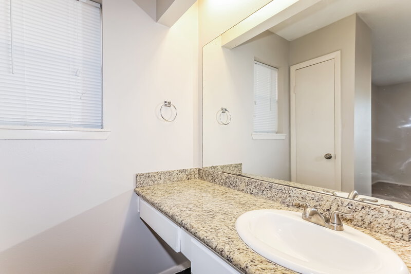 1,475/Mo, 13251 Bunker Hill Willis, TX 77318 Main Bathroom View