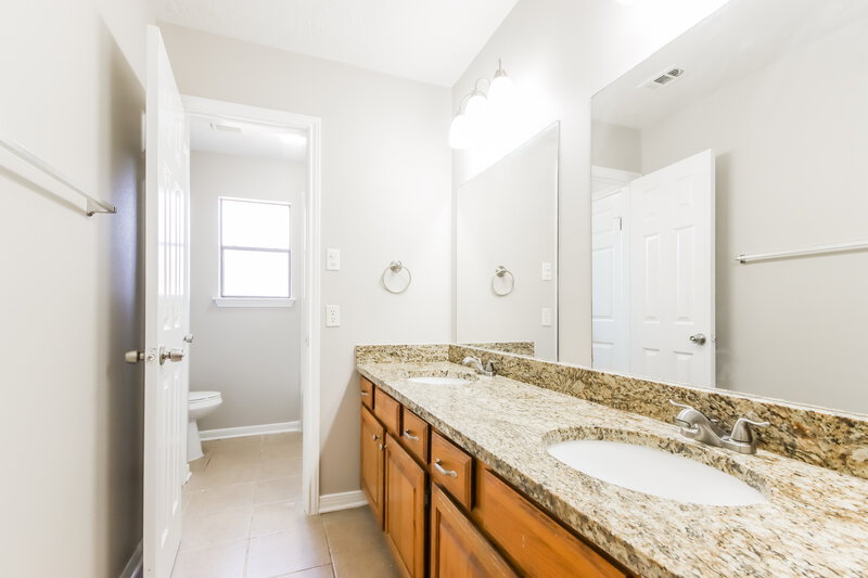 2,120/Mo, 8523 Pines Place Dr Humble, TX 77346 Main Bathroom View 2