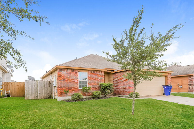 2,115/Mo, 8001 W Red Oak Ln Texas City, TX 77591 Front View 2
