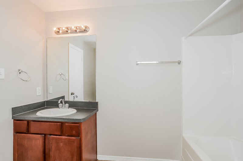 2,115/Mo, 8001 W Red Oak Ln Texas City, TX 77591 Main Bathroom View