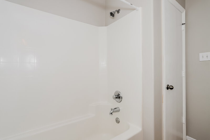 2,115/Mo, 8001 W Red Oak Ln Texas City, TX 77591 Main Bathroom View 2