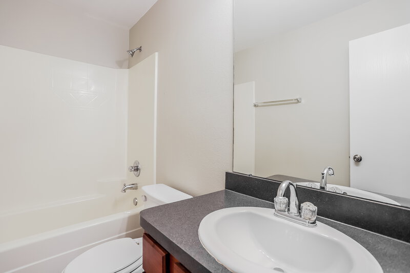 2,115/Mo, 8001 W Red Oak Ln Texas City, TX 77591 Bathroom View