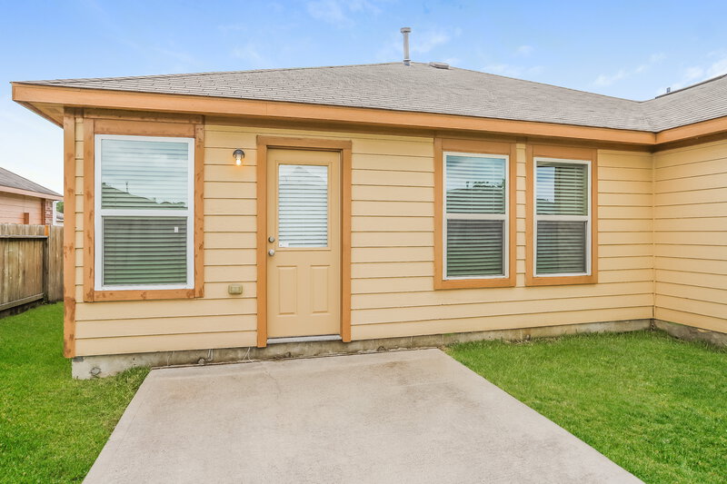 2,115/Mo, 8001 W Red Oak Ln Texas City, TX 77591 Rear View 3