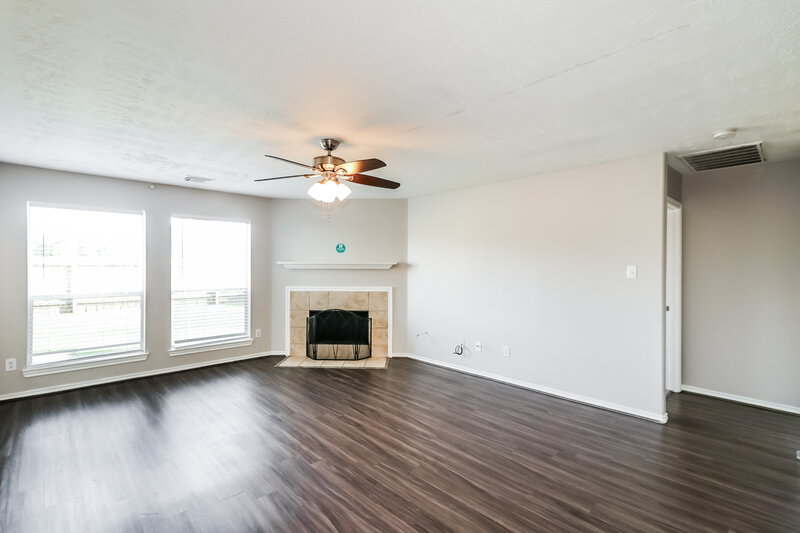 3,140/Mo, 16611 Great Oaks Hollow Dr Houston, TX 77083 Living Room View