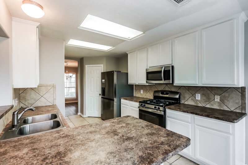 3,140/Mo, 16611 Great Oaks Hollow Dr Houston, TX 77083 Kitchen View