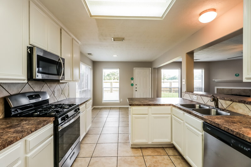 3,140/Mo, 16611 Great Oaks Hollow Dr Houston, TX 77083 Kitchen View 2