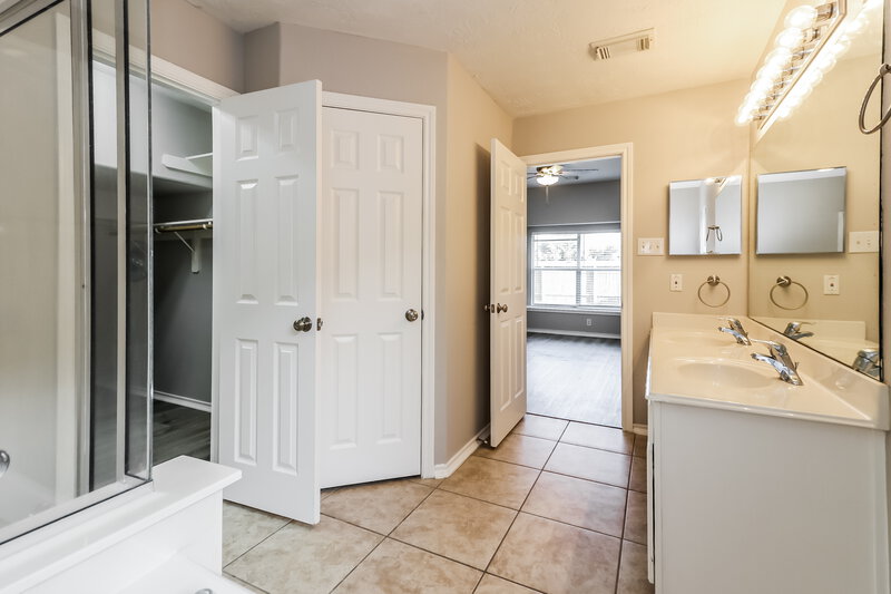 3,140/Mo, 16611 Great Oaks Hollow Dr Houston, TX 77083 Main Bathroom View