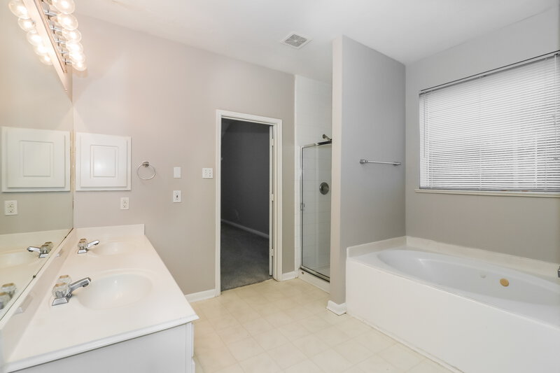 2,475/Mo, 8919 Green Ray Dr Houston, TX 77095 Main Bathroom View