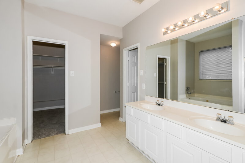 2,475/Mo, 8919 Green Ray Dr Houston, TX 77095 Main Bathroom View 2