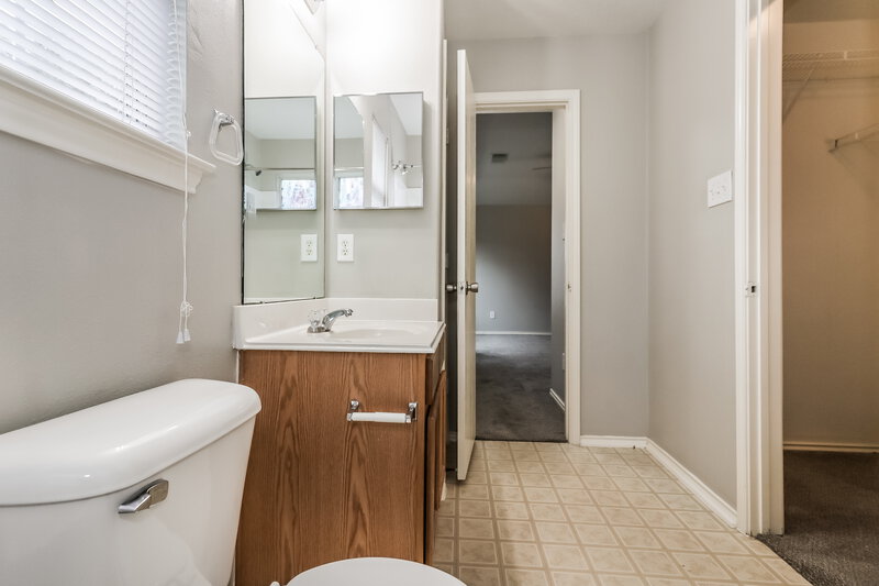 1,990/Mo, 19315 Montclair Meadow Lan Katy, TX 77449 Main Bathroom View 2