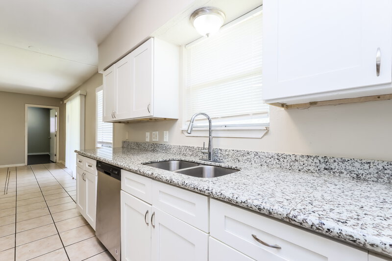 1,660/Mo, 807 Sulphur St Houston, TX 77034 Kitchen View 2