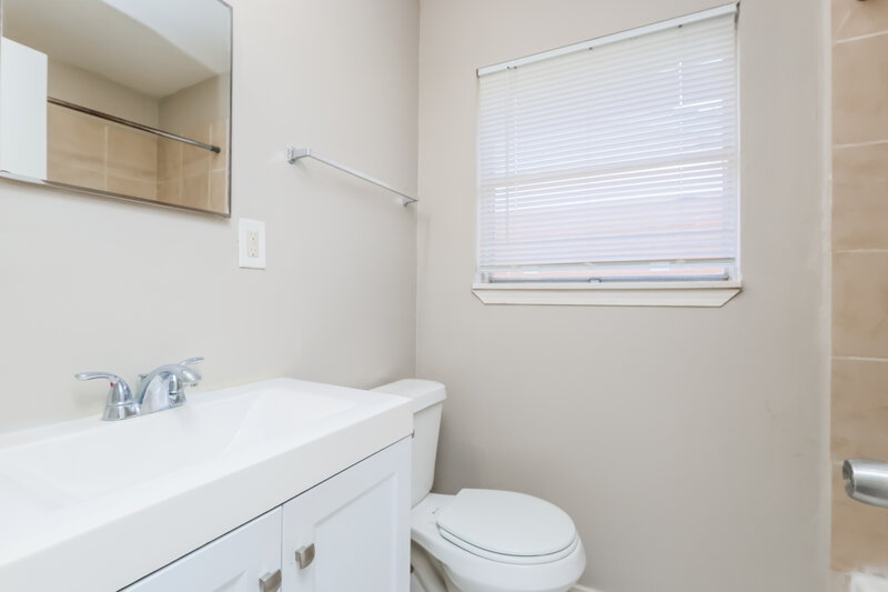 1,660/Mo, 807 Sulphur St Houston, TX 77034 Main Bathroom View