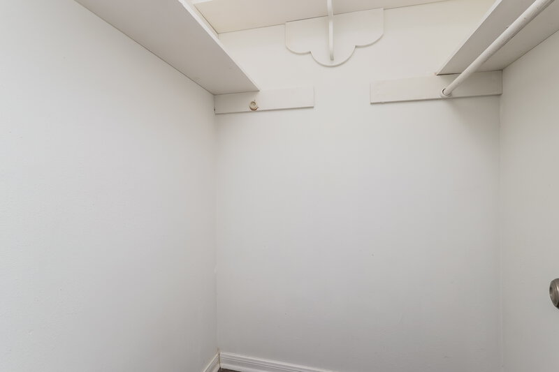 1,660/Mo, 807 Sulphur St Houston, TX 77034 Walk In Closet View