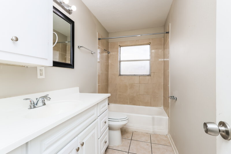 1,660/Mo, 807 Sulphur St Houston, TX 77034 Bathroom View