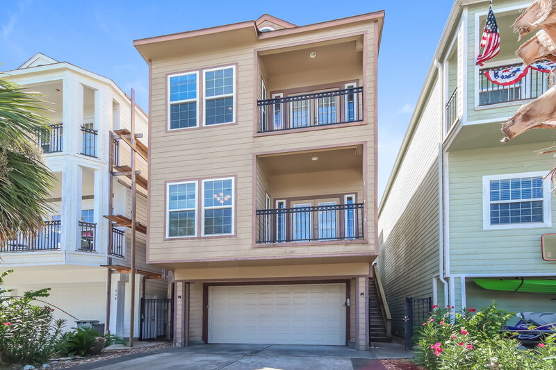 3,020/Mo, 618 8th St Kemah, TX 77565 External View