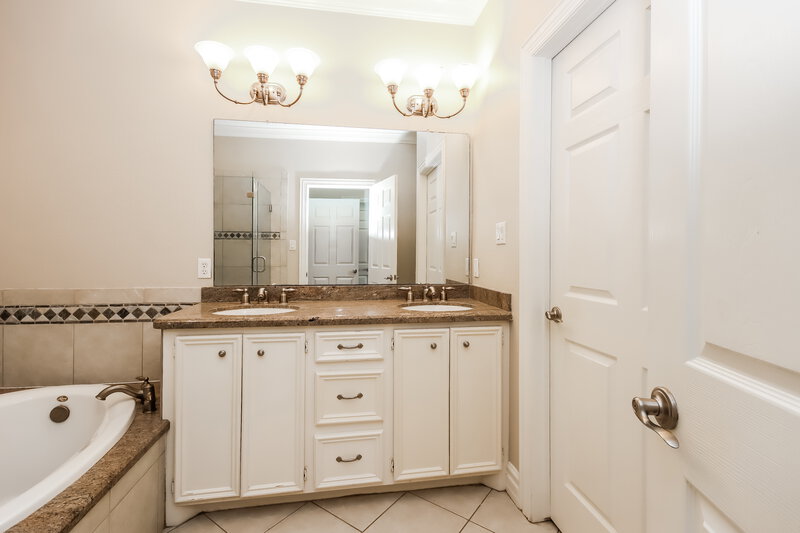 3,020/Mo, 618 8th St Kemah, TX 77565 Main Bathroom View