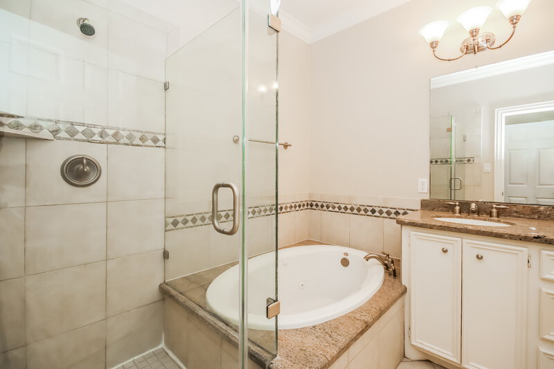 3,020/Mo, 618 8th St Kemah, TX 77565 Main Bathroom View 2