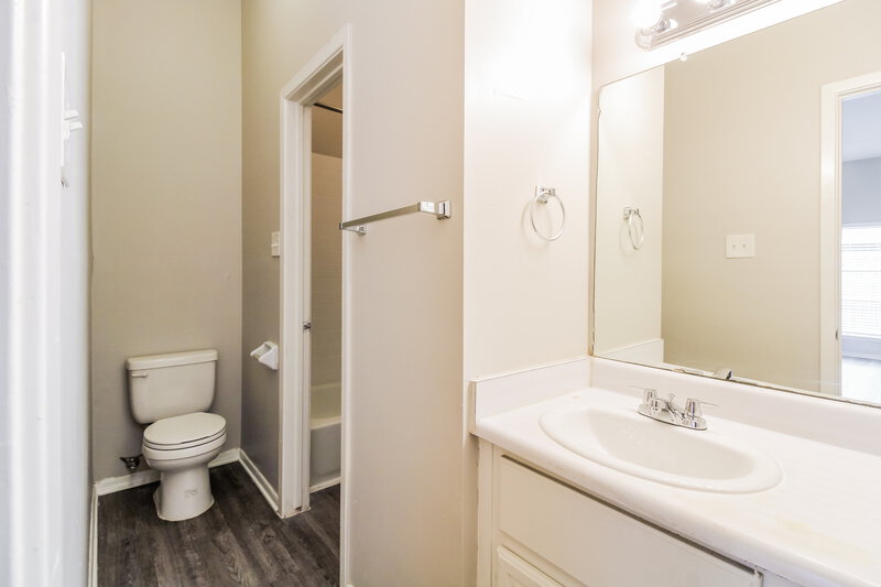 1,680/Mo, 7922 Grow Ln Houston, TX 77040 Main Bathroom View
