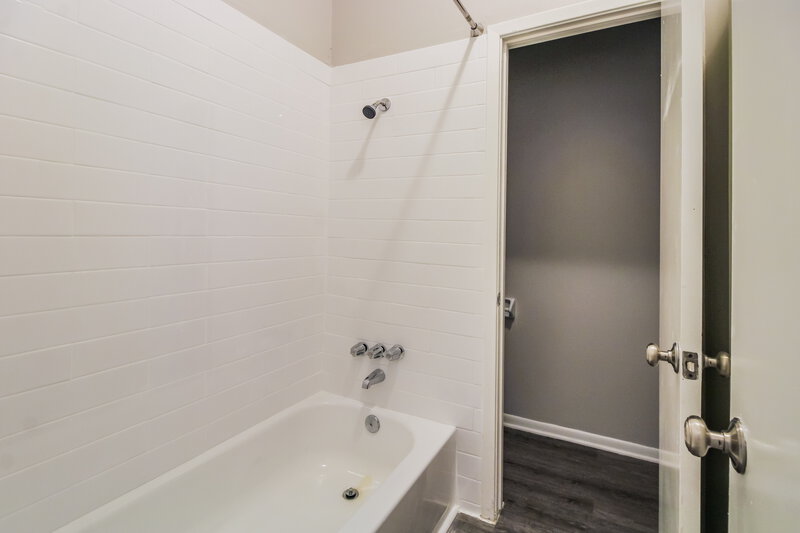 1,680/Mo, 7922 Grow Ln Houston, TX 77040 Main Bathroom View 2