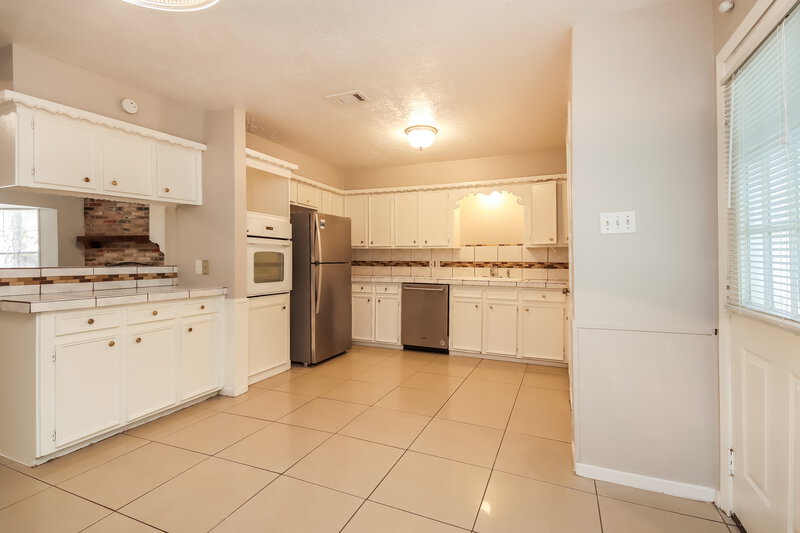 1,555/Mo, 111 Belvedere Conroe, TX 77301 Kitchen View 2