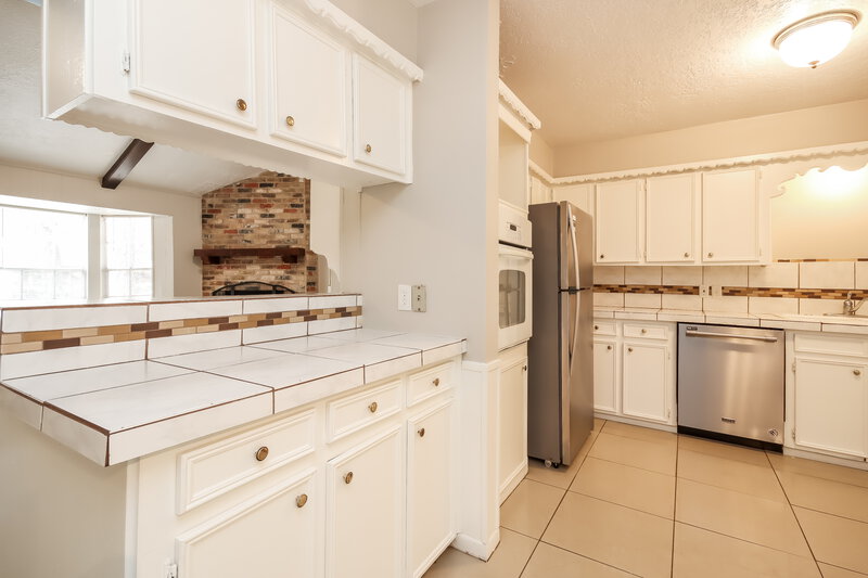 1,555/Mo, 111 Belvedere Conroe, TX 77301 Kitchen View 3