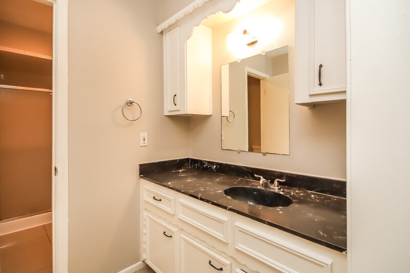 1,555/Mo, 111 Belvedere Conroe, TX 77301 Main Bathroom View
