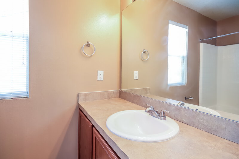 1,685/Mo, 18810 Sandelford Dr Katy, TX 77449 Main Bathroom View