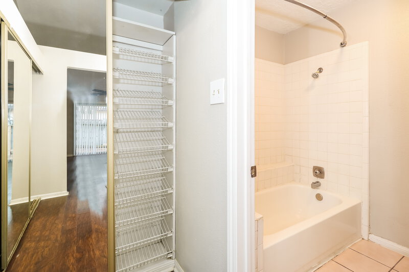 1,675/Mo, 16807 Capewood Dr Humble, TX 77396 Main Bathroom View 2
