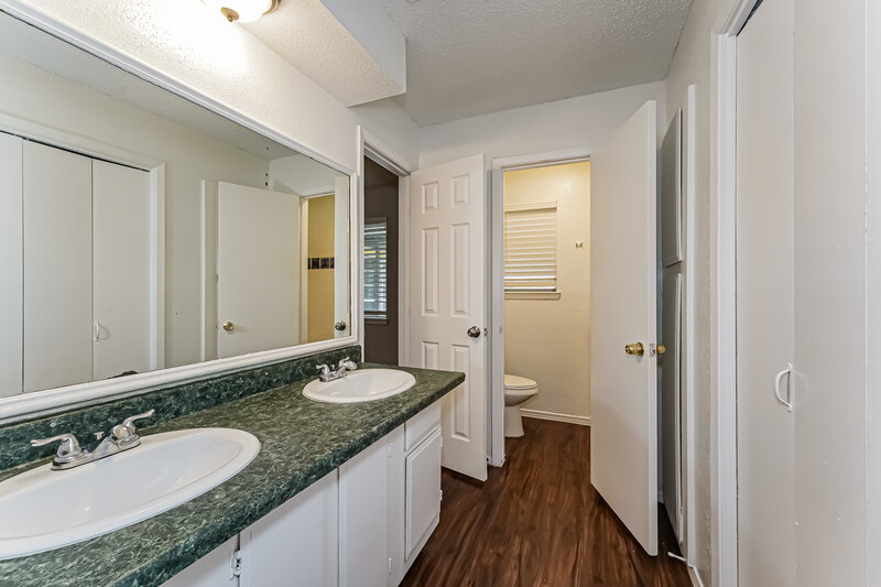 1,615/Mo, 13331 Townwood Dr Houston, TX 77045 Main Bathroom View