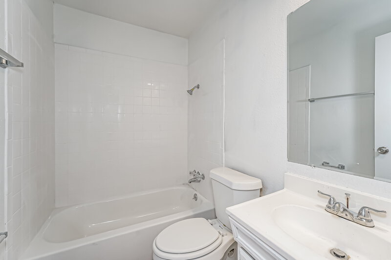 1,615/Mo, 13331 Townwood Dr Houston, TX 77045 Bathroom View