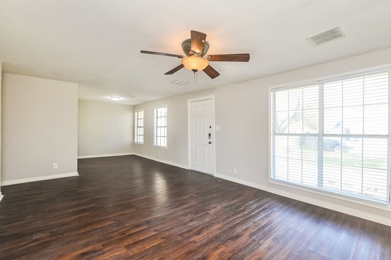 1,750/Mo, 1121 14th Ave Texas City, TX 77590 Living Room View