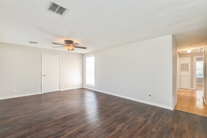 1,750/Mo, 1121 14th Ave Texas City, TX 77590 Living Room View 2