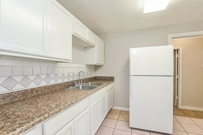 1,750/Mo, 1121 14th Ave Texas City, TX 77590 Kitchen View