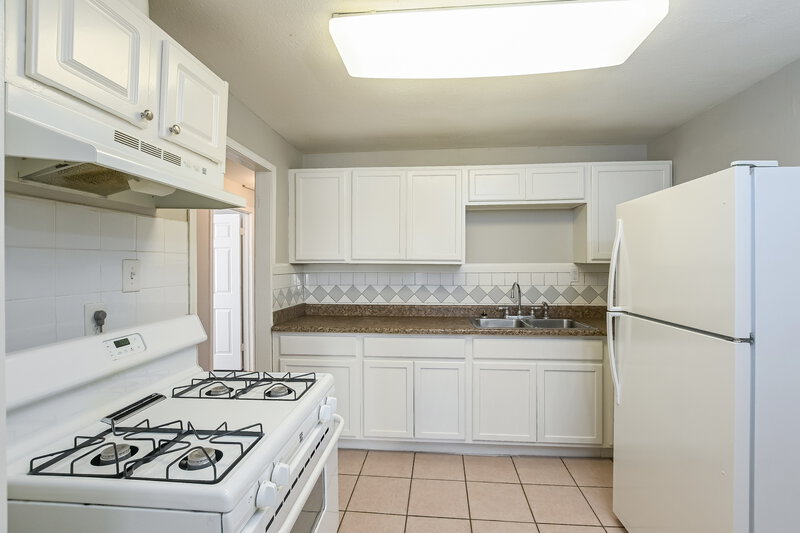 1,750/Mo, 1121 14th Ave Texas City, TX 77590 Kitchen View 2