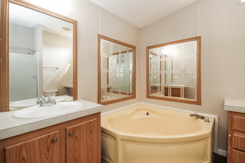1,685/Mo, 11002 Cordoba Houston, TX 77088 Main Bathroom View