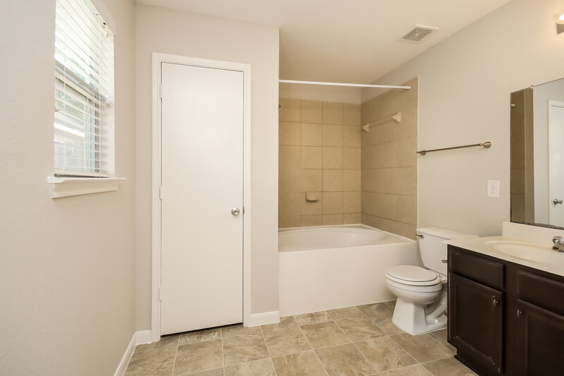 2,330/Mo, 16626 Cheshire Grove Ln Houston, TX 77090 Main Bathroom View