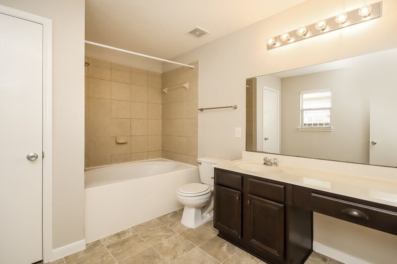 2,330/Mo, 16626 Cheshire Grove Ln Houston, TX 77090 Main Bathroom View 2