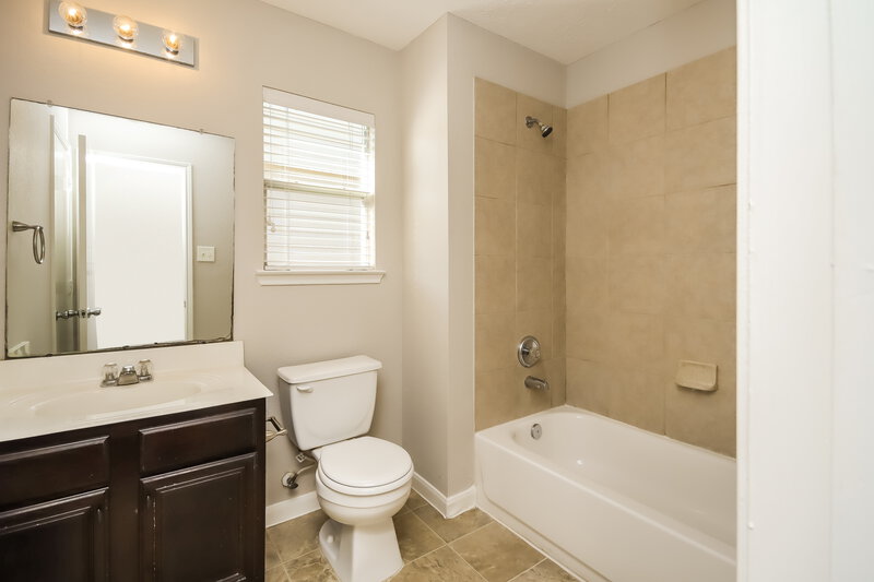 2,330/Mo, 16626 Cheshire Grove Ln Houston, TX 77090 Bathroom View