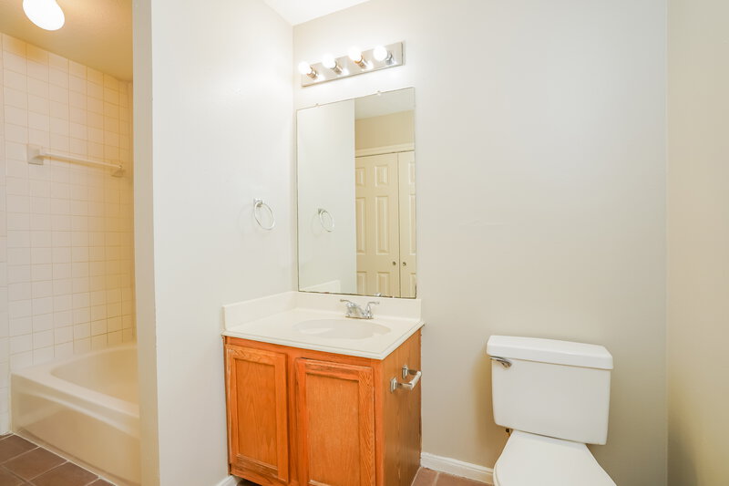 1,740/Mo, 12623 Tracewood Ln Houston, TX 77066 Main Bathroom View 2