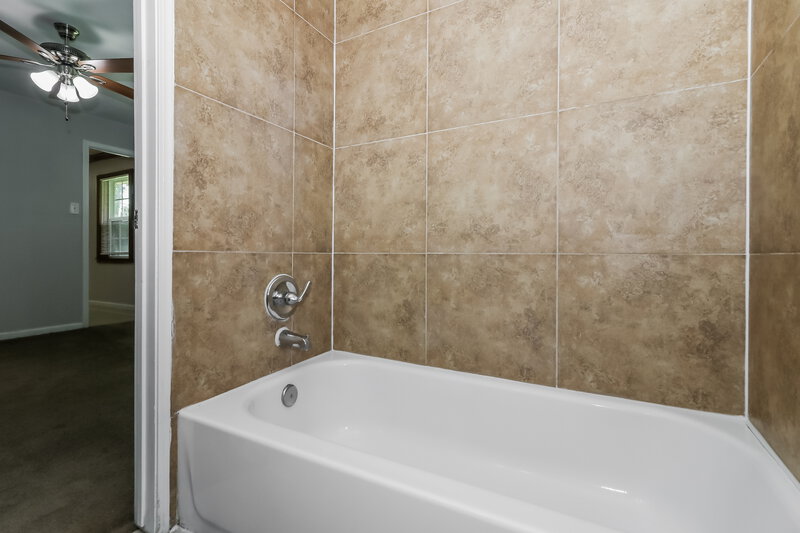 1,975/Mo, 5751 Oakham St Houston, TX 77085 Main Bathroom View 2