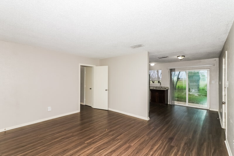 1,540/Mo, 7218 Wren Cir Texas City, TX 77591 Living Room View 2