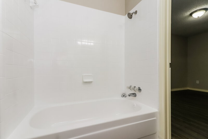 1,540/Mo, 7218 Wren Cir Texas City, TX 77591 Main Bathroom View